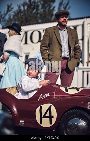 Goodwood, Chichester, Großbritannien. 18. September 2022. Kids of Goodwood Revival's Settring Cup - Austin J40 Pedal Car Race während des Goodwood Revival 2022 ( Credit: Gergo Toth/Alamy Live News Stockfoto