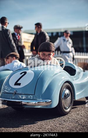 Goodwood, Chichester, Großbritannien. 18. September 2022. Kids of Goodwood Revival's Settring Cup - Austin J40 Pedal Car Race während des Goodwood Revival 2022 ( Credit: Gergo Toth/Alamy Live News Stockfoto