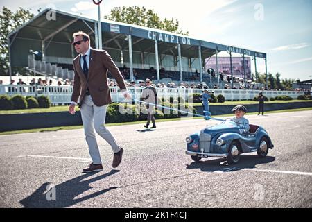 Goodwood, Chichester, Großbritannien. 18. September 2022. Kids of Goodwood Revival's Settring Cup - Austin J40 Pedal Car Race während des Goodwood Revival 2022 ( Credit: Gergo Toth/Alamy Live News Stockfoto