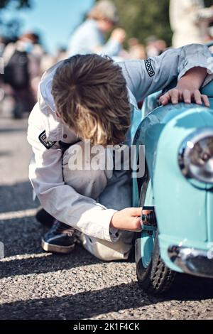 Goodwood, Chichester, Großbritannien. 18. September 2022. Kids of Goodwood Revival's Settring Cup - Austin J40 Pedal Car Race während des Goodwood Revival 2022 ( Credit: Gergo Toth/Alamy Live News Stockfoto