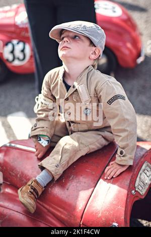 Goodwood, Chichester, Großbritannien. 18. September 2022. Kids of Goodwood Revival's Settring Cup - Austin J40 Pedal Car Race während des Goodwood Revival 2022 ( Credit: Gergo Toth/Alamy Live News Stockfoto