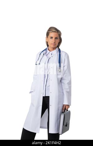 In voller Länge Porträt einer lächelnden Ärztin in Labcoat isoliert auf weißem Hintergrund Stockfoto