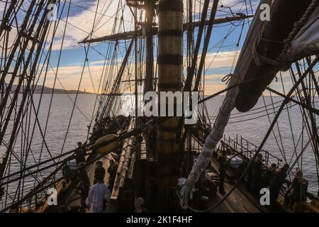 Malaga, Spanien. 18. September 2022: 18. September 2020 (Malaga) das ist die Göteborg, Das größte Seeschiff der Welt, das in Malaga angekommen ist Dies ist eine Nachbildung eines Schiffes aus dem 18.. Jahrhundert der Swedish East India Company, das vor der Küste von Malaga versank - Dieses Schiff wird im Hafen der Stadt bis zum nächsten 20. September sein. Ein Boot, das eine enge Verbindung mit Andalusien hatte, wie es früher in Cádiz anzurufen war, um verschiedene Produkte auszutauschen oder zu sammeln. Malaga ist die einzige spanische Stadt, in der die Nachbildung dieses historischen Schiffes anhält, und die neunte in der Asienexpedition 2022/2023. Almos Stockfoto