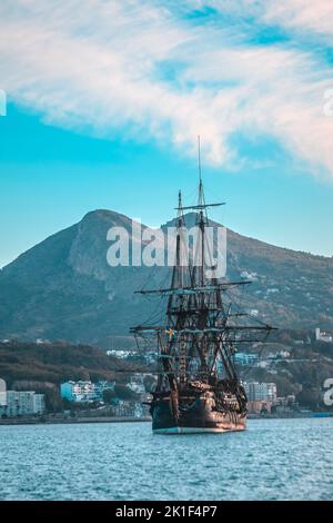 Malaga, Spanien. 18. September 2022: 18. September 2020 (Malaga) das ist die Göteborg, Das größte Seeschiff der Welt, das in Malaga angekommen ist Dies ist eine Nachbildung eines Schiffes aus dem 18.. Jahrhundert der Swedish East India Company, das vor der Küste von Malaga versank - Dieses Schiff wird im Hafen der Stadt bis zum nächsten 20. September sein. Ein Boot, das eine enge Verbindung mit Andalusien hatte, wie es früher in Cádiz anzurufen war, um verschiedene Produkte auszutauschen oder zu sammeln. Malaga ist die einzige spanische Stadt, in der die Nachbildung dieses historischen Schiffes anhält, und die neunte in der Asienexpedition 2022/2023. Almos Stockfoto