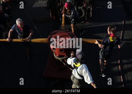 Malaga, Spanien. 18. September 2022: 18. September 2020 (Malaga) das ist die Göteborg, Das größte Seeschiff der Welt, das in Malaga angekommen ist Dies ist eine Nachbildung eines Schiffes aus dem 18.. Jahrhundert der Swedish East India Company, das vor der Küste von Malaga versank - Dieses Schiff wird im Hafen der Stadt bis zum nächsten 20. September sein. Ein Boot, das eine enge Verbindung mit Andalusien hatte, wie es früher in Cádiz anzurufen war, um verschiedene Produkte auszutauschen oder zu sammeln. Malaga ist die einzige spanische Stadt, in der die Nachbildung dieses historischen Schiffes anhält, und die neunte in der Asienexpedition 2022/2023. Almos Stockfoto