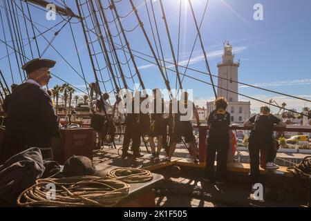 Malaga, Spanien. 18. September 2022: 18. September 2020 (Malaga) das ist die Göteborg, Das größte Seeschiff der Welt, das in Malaga angekommen ist Dies ist eine Nachbildung eines Schiffes aus dem 18.. Jahrhundert der Swedish East India Company, das vor der Küste von Malaga versank - Dieses Schiff wird im Hafen der Stadt bis zum nächsten 20. September sein. Ein Boot, das eine enge Verbindung mit Andalusien hatte, wie es früher in Cádiz anzurufen war, um verschiedene Produkte auszutauschen oder zu sammeln. Malaga ist die einzige spanische Stadt, in der die Nachbildung dieses historischen Schiffes anhält, und die neunte in der Asienexpedition 2022/2023. Almos Stockfoto