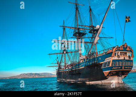 Malaga, Spanien. 18. September 2022: Das ist die Göteborg, Das größte Seeschiff der Welt, das in Malaga angekommen ist Dies ist eine Nachbildung eines Schiffes aus dem 18.. Jahrhundert der Swedish East India Company, das vor der Küste von Malaga versank - Dieses Schiff wird im Hafen der Stadt bis zum nächsten 20. September sein. Ein Boot, das eine enge Verbindung mit Andalusien hatte, wie es früher in Cádiz anzurufen war, um verschiedene Produkte auszutauschen oder zu sammeln. Malaga ist die einzige spanische Stadt, in der die Nachbildung dieses historischen Schiffes anhält und die neunte der Asienexpedition. Kredit: ZUMA Press, Inc./Alamy Live Nachrichten Stockfoto