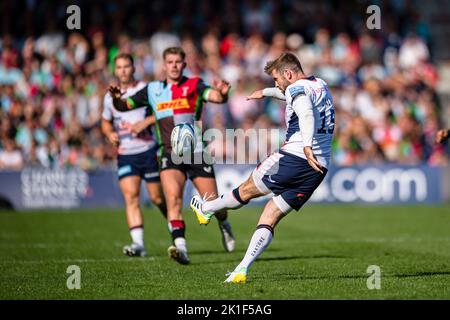 LONDON, GROSSBRITANNIEN. 17., 2022. September. Elliot Daly von Saracens (rechts) in Aktion während der Gallagher Premiership Rugby Match Runde 2 zwischen Harlequins und Saracens im Twickenham Stoop Stadium am Samstag, 17. September 2022. LONDON, ENGLAND. Kredit: Taka G Wu/Alamy Live Nachrichten Stockfoto