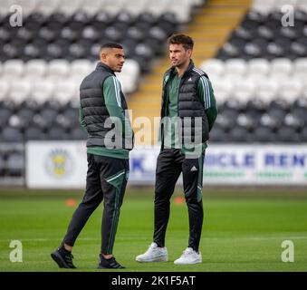 Paisley, Schottland, Großbritannien. 18.. September 2022; St Mirren Park, Paisley, Renfrewshire, Schottland; Scottish Premier League Football, St Mirren gegen Celtic; Giorgos Giakoumakis von Celtic und Matt ORiley von Celtic Credit: Action Plus Sports Images/Alamy Live News Stockfoto