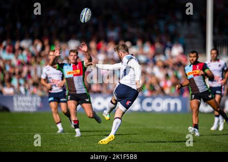 LONDON, GROSSBRITANNIEN. 17., 2022. September. Elliot Daly von Saracens (rechts) in Aktion während der Gallagher Premiership Rugby Match Runde 2 zwischen Harlequins und Saracens im Twickenham Stoop Stadium am Samstag, 17. September 2022. LONDON, ENGLAND. Kredit: Taka G Wu/Alamy Live Nachrichten Stockfoto