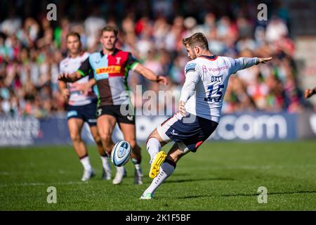 LONDON, GROSSBRITANNIEN. 17., 2022. September. Elliot Daly von Saracens (rechts) in Aktion während der Gallagher Premiership Rugby Match Runde 2 zwischen Harlequins und Saracens im Twickenham Stoop Stadium am Samstag, 17. September 2022. LONDON, ENGLAND. Kredit: Taka G Wu/Alamy Live Nachrichten Stockfoto