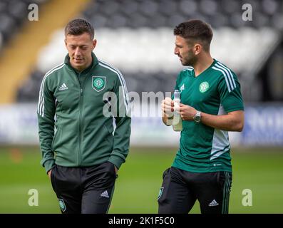 Paisley, Schottland, Großbritannien. 18.. September 2022; St Mirren Park, Paisley, Renfrewshire, Schottland; Scottish Premier League Football, St Mirren gegen Celtic; Callum McGregor von Celtic und Greg Taylor von Celtic Credit: Action Plus Sports Images/Alamy Live News Stockfoto