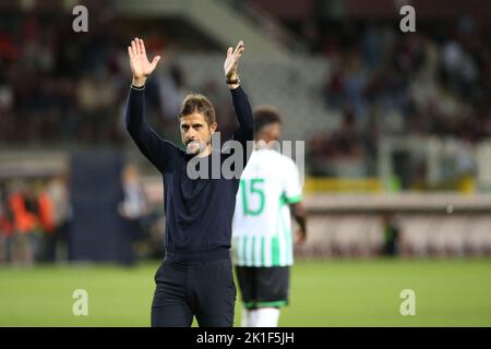 Turin, Italien. 17. September 2022. Alessio Dionisi (Cheftrainer Sassuolo) feiert den Sieg des Spiels während Turin FC vs US Sassuolo, italienische Fußballserie A Spiel in Turin, Italien, September 17 2022 Quelle: Independent Photo Agency/Alamy Live News Stockfoto