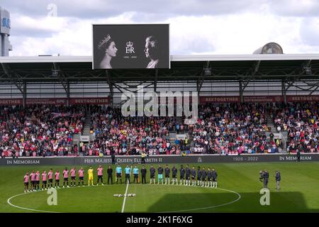 Spieler, Manager, Beamte und Fans beobachten eine Schweigeminute, um Queen Elizabeth II. Vor dem Spiel der Premier League im GTECH Community Stadium in London zu erinnern. Bilddatum: Sonntag, 18. September 2022. Stockfoto