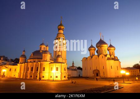 Blick auf die alten Tempel des Wologda Kremls am späten Augustabend. Wologda, Russland Stockfoto