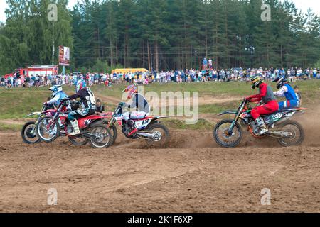 SHARYA, RUSSLAND - 06. AUGUST 2022: Ein Fragment eines der Motocross-Rennen auf dem "Cup des Chefs des Stadtteils der Stadt Sharya, dedica Stockfoto