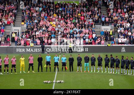 Spieler, Manager, Beamte und Fans beobachten eine Schweigeminute, um Queen Elizabeth II. Vor dem Spiel der Premier League im GTECH Community Stadium in London zu erinnern. Bilddatum: Sonntag, 18. September 2022. Stockfoto