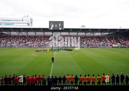 Spieler, Manager, Beamte und Fans beobachten eine Schweigeminute, um Queen Elizabeth II. Vor dem Spiel der Premier League im GTECH Community Stadium in London zu erinnern. Bilddatum: Sonntag, 18. September 2022. Stockfoto