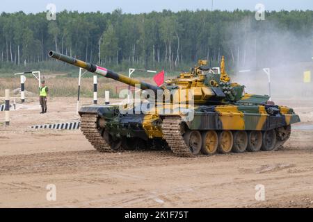 ALABINO, RUSSLAND - 19. AUGUST 2022: Tank T-72B3 der tadschikischen Mannschaft auf der Tank-Biathlon-Strecke auf dem Alabino-Trainingsgelände. Internationale Kriegsspiele Stockfoto