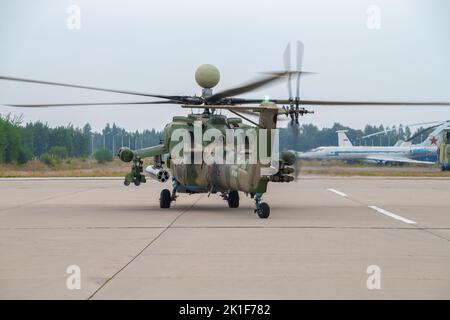 KUBINKA, RUSSLAND - 20. AUGUST 2022: Hubschrauber Mi-28nm Night Hunter (RF-13490) vor dem Start. Rückansicht. Flugplatz Kubinka Stockfoto