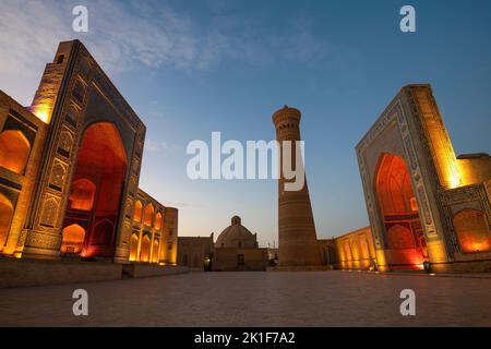 Am frühen Morgen im alten religiösen Komplex Po-i-Kalan. Buchara, Usbekistan Stockfoto