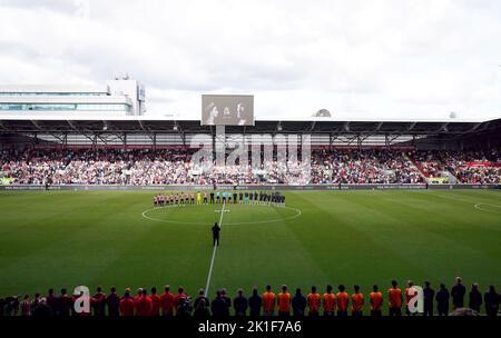 Spieler, Manager, Beamte und Fans beobachten eine Schweigeminute, um Queen Elizabeth II. Vor dem Spiel der Premier League im GTECH Community Stadium in London zu erinnern. Bilddatum: Sonntag, 18. September 2022. Stockfoto