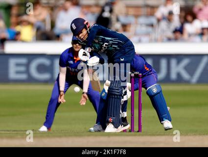 Die Engländerin Sophia Dunkley hat beim ersten eintägigen internationalen Spiel auf dem Central County Ground 1. in Hove geschlagen. Bilddatum: Sonntag, 18. September 2022. Stockfoto