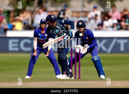 Die Engländerin Sophia Dunkley hat beim ersten eintägigen internationalen Spiel auf dem Central County Ground 1. in Hove geschlagen. Bilddatum: Sonntag, 18. September 2022. Stockfoto