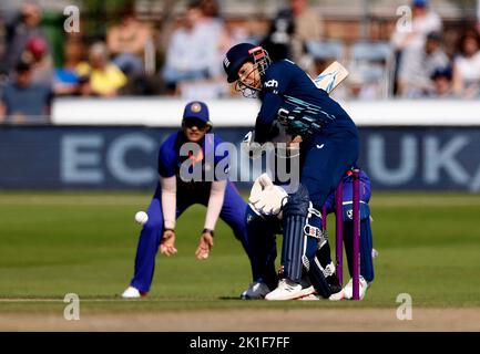 Die Engländerin Sophia Dunkley hat beim ersten eintägigen internationalen Spiel auf dem Central County Ground 1. in Hove geschlagen. Bilddatum: Sonntag, 18. September 2022. Stockfoto