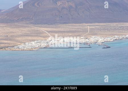 Hafen von Caleta de Sebo (Hauptsiedlung und Hauptgemeinde der Insel) auf der Insel La Graciosa von Mirador de Guinate. Lanzarote. Kanarische Inseln. Stockfoto