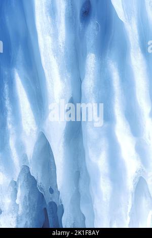 Blaues Eis und Eiszapfen auf den Felsen der Insel Ogoy, Baikalsee, Sibirien, Russland. Abstrakt Winter Natur Hintergrund. Stockfoto