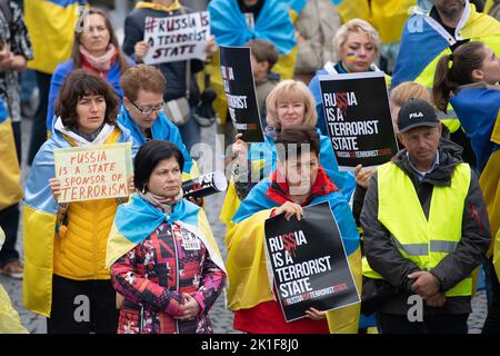 Frankfurt, Deutschland. 18. September 2022, Hessen, Frankfurt/Main: Teilnehmer stehen während einer Unterstützungsdemonstration für die Ukraine auf dem Goetheplatz mit Schildern, die Russland als Terrorstaat bezeichnen. Es ist eine Gegendemonstration zu einer pro-russischen Demonstration auf dem Opernplatz. Foto: Sebastian Gollnow/dpa Kredit: dpa picture Alliance/Alamy Live News Stockfoto