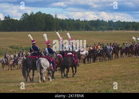 4. September 2022, Borodino, Russland. Rekonstruktion der Schlacht von 1812 auf dem Borodino-Feld. Die Menschen ziehen die Kostüme der Russen und Franzosen an Stockfoto