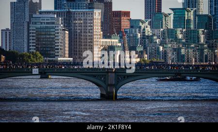 Große Schlangen an Lambeth und Westminster Bridges warten darauf, der Königin, die im Bundesstaat Westminster Hall liegt, ihren Respekt zu erweisen. Stockfoto