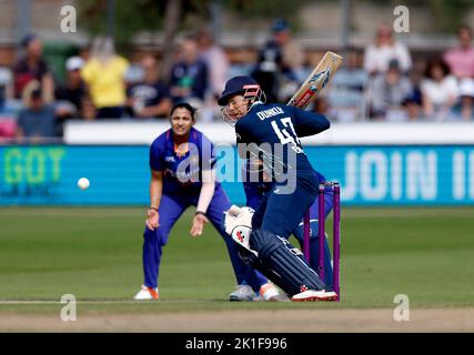 Die Engländerin Sophia Dunkley hat beim ersten eintägigen internationalen Spiel auf dem Central County Ground 1. in Hove geschlagen. Bilddatum: Sonntag, 18. September 2022. Stockfoto