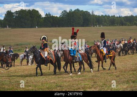 4. September 2022, Borodino, Russland. Rekonstruktion der Schlacht von 1812 auf dem Borodino-Feld. Die Menschen ziehen die Kostüme der Russen und Franzosen an Stockfoto