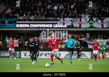 Silkeborg, Dänemark. 15., September 2022. Tonni Adamsen (23) aus Silkeborg, WENN er während des UEFA Europa Conference League-Spiels zwischen Silkeborg IF und West Ham im JYSK Park in Silkeborg gesehen wurde. (Foto: Gonzales Photo - Morten Kjaer). Stockfoto