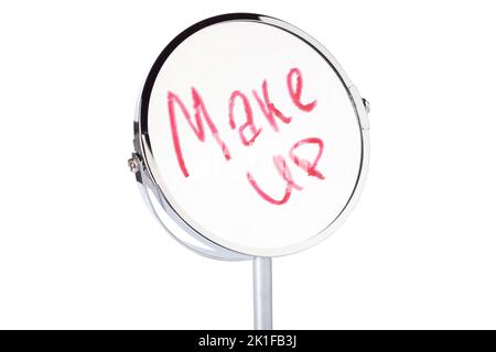 Wörter bilden auf Spiegel ist in rotem Lippenstift geschrieben. Inschrift Make-up auf Gesichtsspiegel. Desktop Make-up Kosmetikspiegel isoliert. Heimspiegel aus Metall Stockfoto