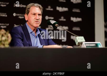 Hamburg, Deutschland. 18. September 2022. Tennis: Davis Cup - Gruppenphase, Männer, Gruppe C, Gruppenspiel-Runde, Deutschland - Australien. David Haggerty, Präsident der International Tennis Federation, spricht während der Abschlusspressekonferenz. Quelle: Frank Molter/dpa/Alamy Live News Stockfoto