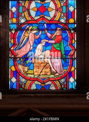 Ein Engel sagt Abraham, dass er seinen Sohn nicht opfern soll; ein Buntglasfenster in der Lincoln Cathedral, England. Stockfoto