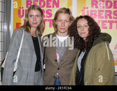 Luise Hauschild, Sandra Hüller und Annika Pinske bei der Leipzig-Premiere: ALLE REDEN ÜBER WETTER im Rahmen der Reihe: „Junges Deutsches Kino“ in d Stockfoto