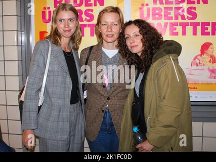 Luise Hauschild, Sandra Hüller und Annika Pinske bei der Leipzig-Premiere: ALLE REDEN ÜBER WETTER im Rahmen der Reihe: „Junges Deutsches Kino“ in d Stockfoto