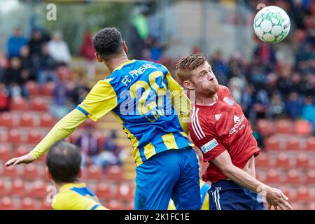 2022/23 BFV RLVon | SpVgg Unterhaching gegen FC Pipinsried. FETSCH Mathias (SpVgg Unterhaching UHG11). LANGEN Alexander (FC Pipinsried I FCP29) Stockfoto