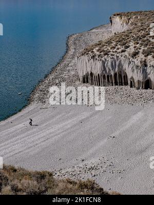 Eine Drohnenaufnahme von Crowley Lake und Steinsäulen in Kalifornien Stockfoto