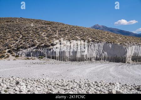 Eine Drohnenaufnahme von Crowley Lake und Steinsäulen in Kalifornien Stockfoto