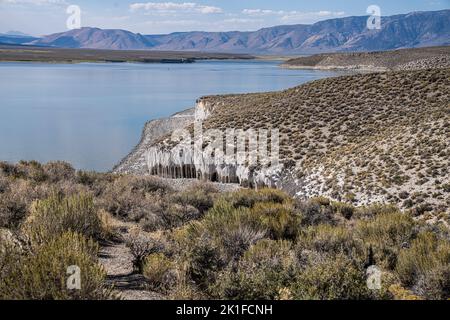 Eine Drohnenaufnahme von Crowley Lake und Steinsäulen in Kalifornien Stockfoto