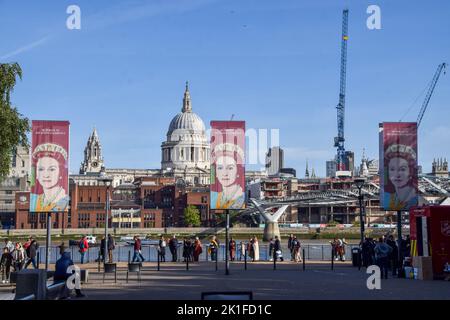 London, England, Großbritannien. 18. September 2022. Die Schlange vor der Tate Modern, während die Trauernden am letzten ganzen Tag des Liegens der Königin in der Westminster Hall weiterhin stundenlang warten. Das Staatsbegräbnis der Königin findet am 19.. September statt. (Bild: © Vuk Valcic/ZUMA Press Wire) Stockfoto