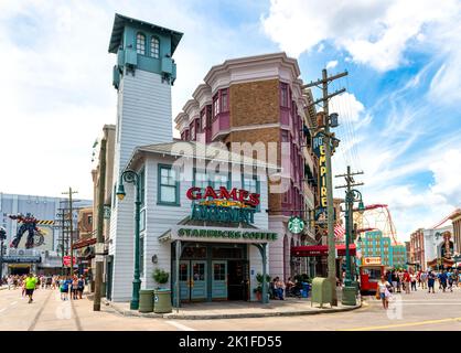 Starbucks Coffee und ein Zeichen von Games of Amusement in einer Gebäudefassade. Stockfoto