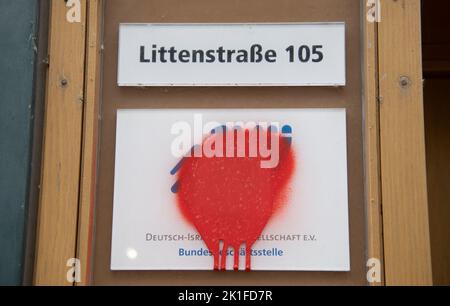 18. September 2022, Berlin: Unbekannte haben einen Farbangriff auf das Büro der Deutsch-Israelischen Gesellschaft (DIG) verübt. Die Täter beschmiert die Glastür des Büros der Gesellschaft mit den Worten „40 Jahre Massaker“, sprüht das Türklingelschild und macht die Logoplatte nicht mehr erkennbar. Foto: Paul Zinken/dpa Stockfoto