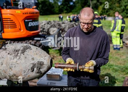 Schwentinental, Deutschland. 18. September 2022. Hans-Jörg Kinsky, Mitarbeiter der Sprengstoffdeponie Schleswig-Holstein, erklärt den von ihm entschärft Mechanismus einer Luftbombe aus dem Zweiten Weltkrieg. Während der Erkundungsarbeiten trafen Mitarbeiter des Sprengstoffentsorgungsdienstes auf drei Luftbomben, die entschärft werden konnten. Quelle: Axel Heimken/dpa/Alamy Live News Stockfoto